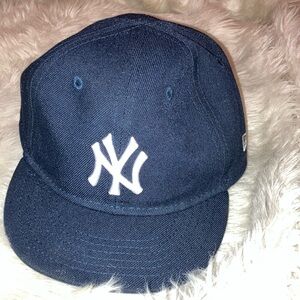 New York Yankees adjustable baseball cap for toddler. W/velcro strap adjusts